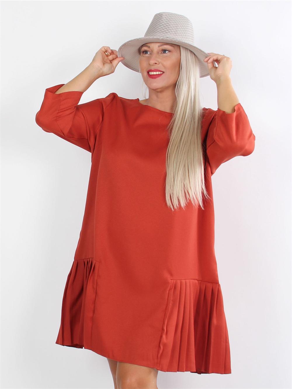 Parla - Svart klänning i a-form med volangdetaljer och 3/4-ärmar